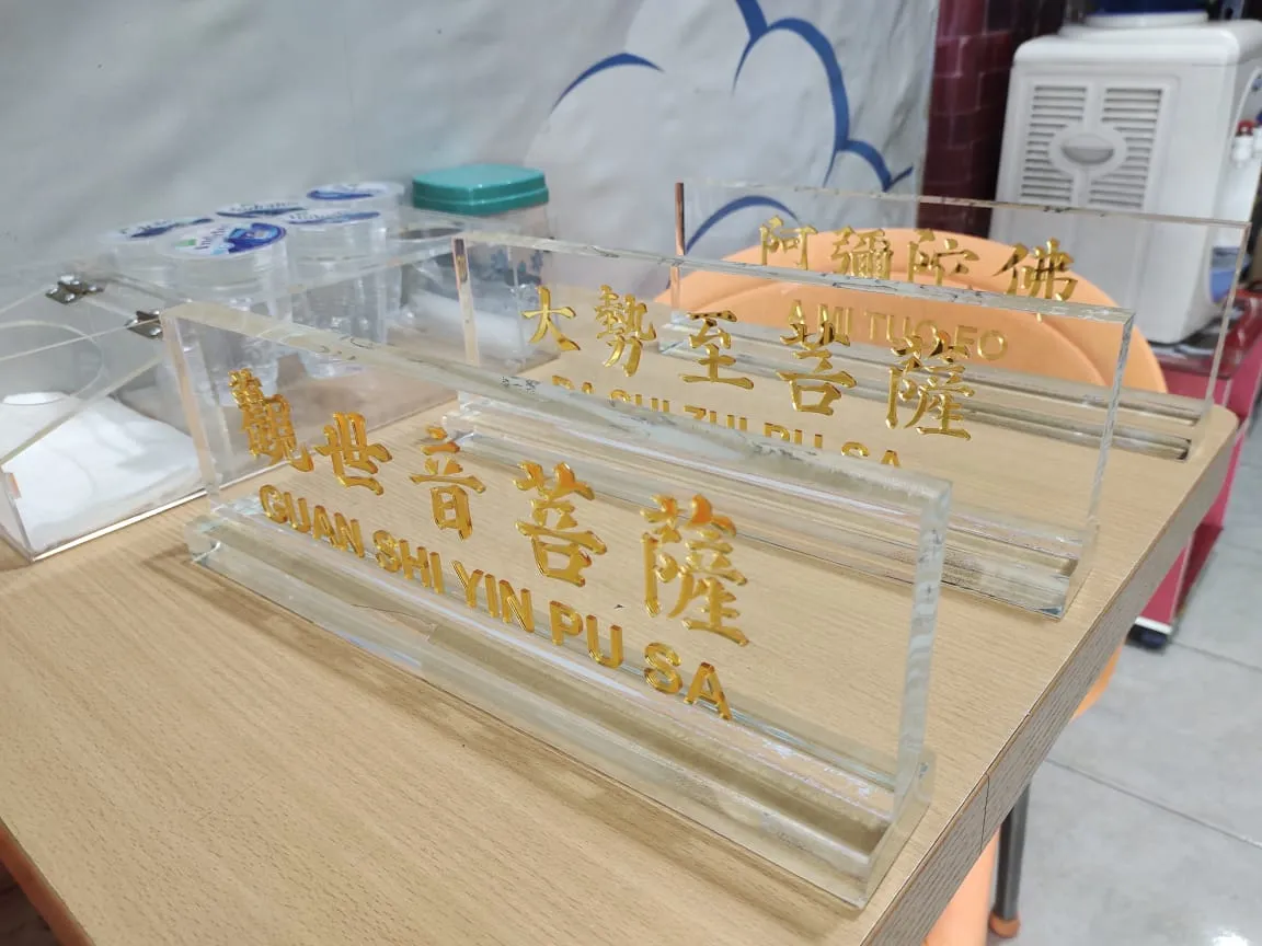 Papan nama dan letter sign akrilik custom di Medan